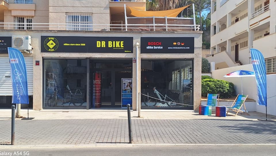 Exposición de e-bikes en la tienda de Santa Ponsa-Calvià